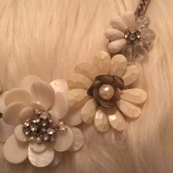 Tan flowered statement necklace piece - Picture 2 of 2